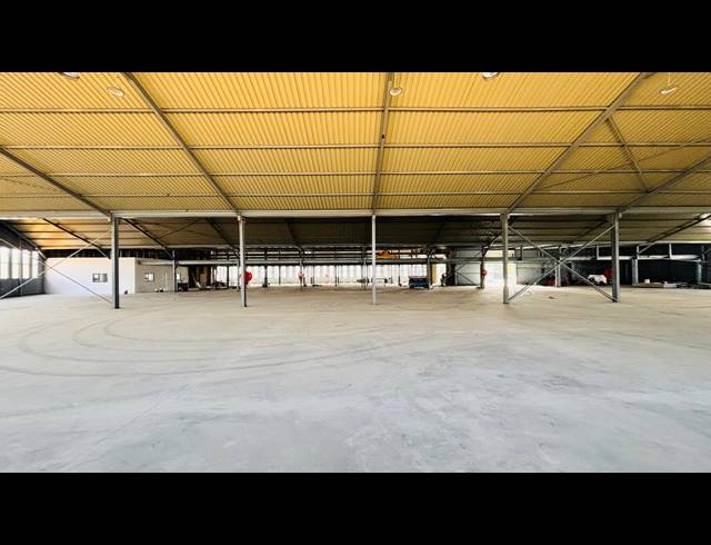 3,740M² WAREHOUSE TO LET IN CHAMDOR